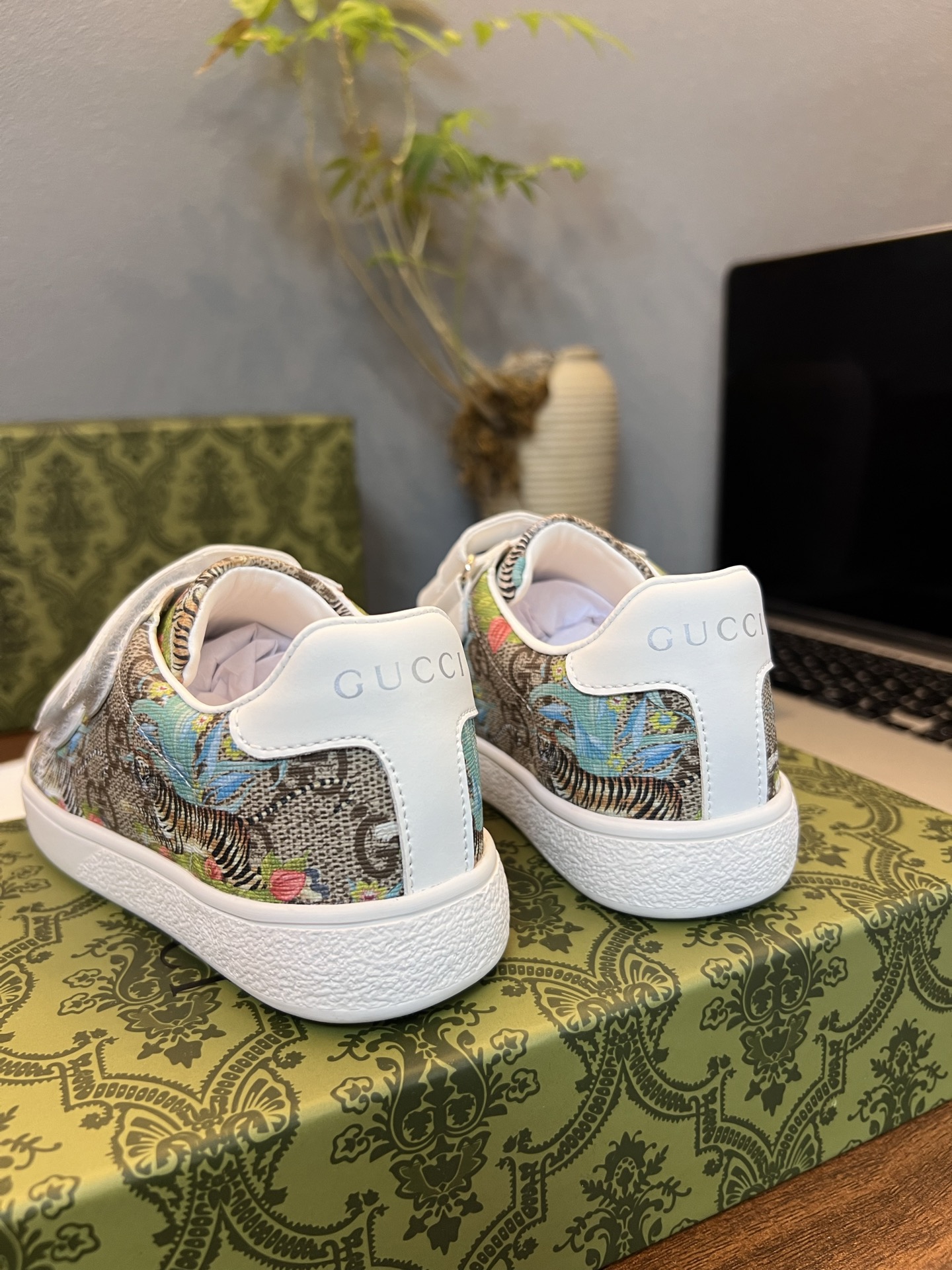 Children's shoes child
